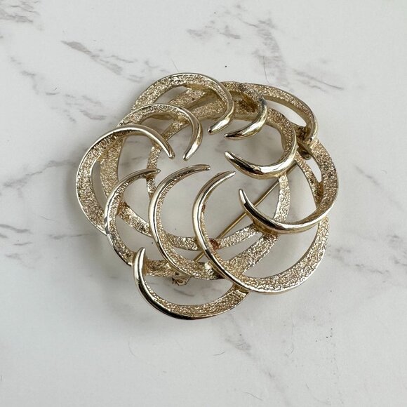 Sarah Coventry Signed Gold-Tone Swirl Brooch Pin 2" - Picture 8 of 9